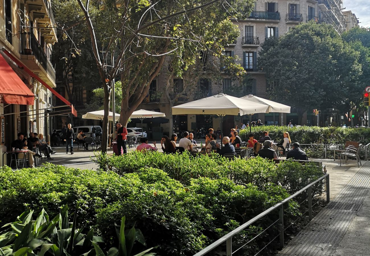 Ferienwohnung in Barcelona - Family DELUXE amplio piso con terraza y piscina en Barcelona centro