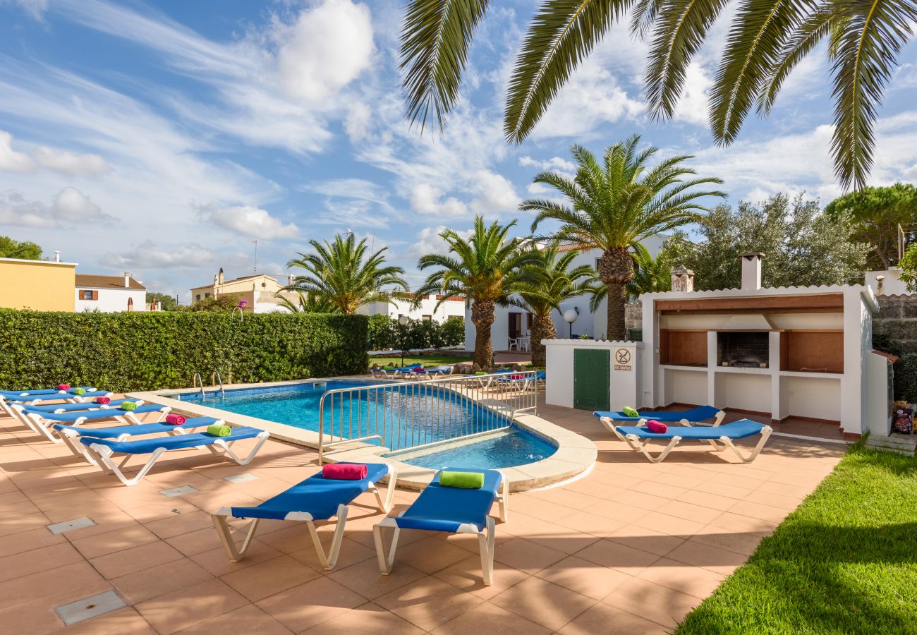 Apartamento en Cala Blanca - Apartamento con piscina y barbacoa comunitaria, a 5 minutos de la Cala Santandria