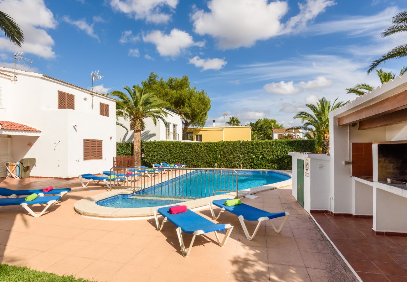 Apartamento en Cala Blanca - Apartamento con piscina y barbacoa comunitaria, a 5 minutos de la Cala Santandria