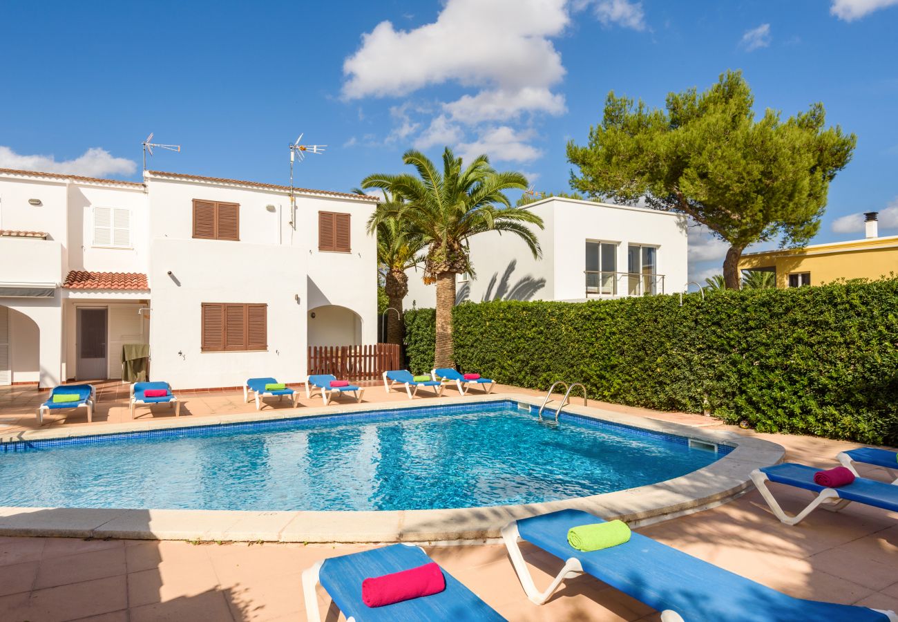 Apartamento en Cala Blanca - Apartamento con piscina y barbacoa comunitaria, a 5 minutos de la Cala Santandria