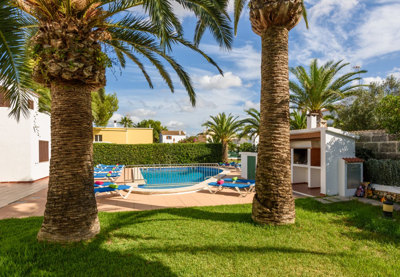 Apartamento en Cala Blanca - Apartamento con piscina y barbacoa comunitaria, a 5 minutos de la Cala Santandria