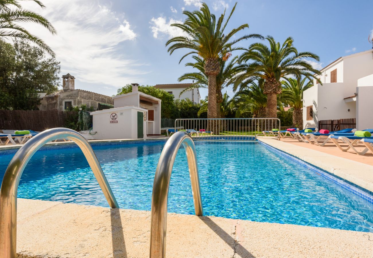 Apartamento en Cala Blanca - Apartamento con piscina y barbacoa comunitaria, a 5 minutos de la Cala Santandria