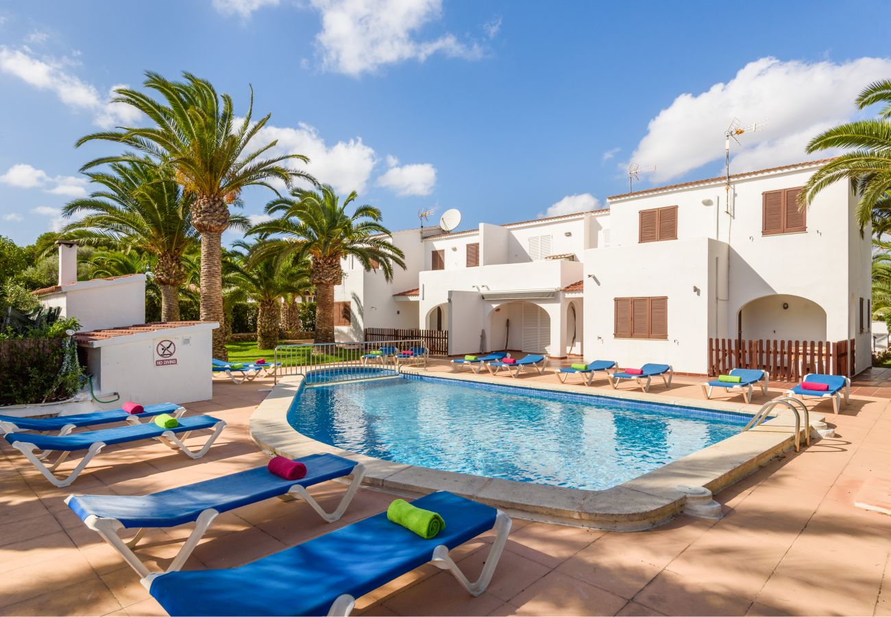 Apartamento en Cala Blanca - Apartamento con piscina y barbacoa comunitaria, a 5 minutos de la Cala Santandria