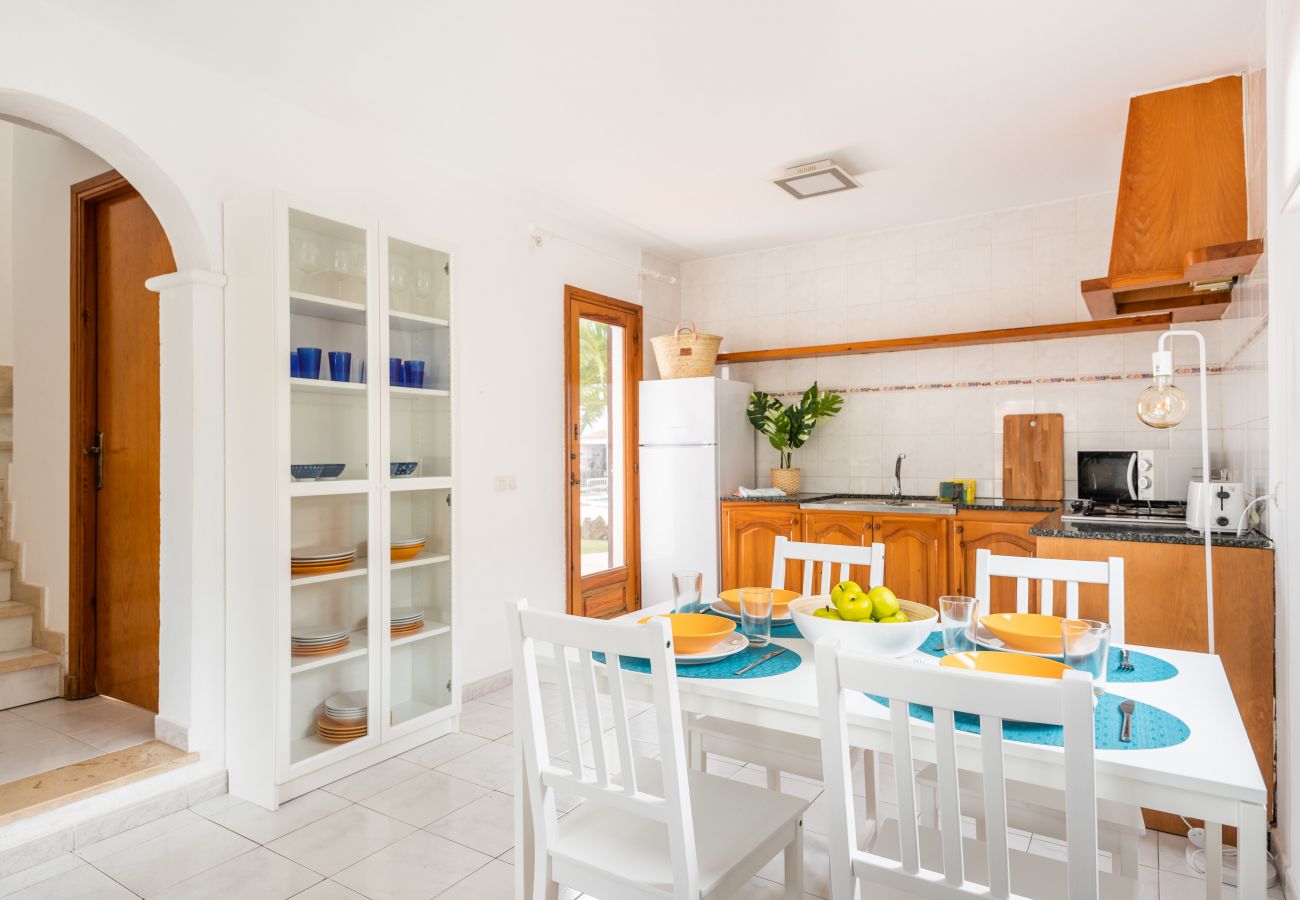 Apartamento en Cala Blanca - Apartamento con piscina y barbacoa comunitaria, a 5 minutos de la Cala Santandria