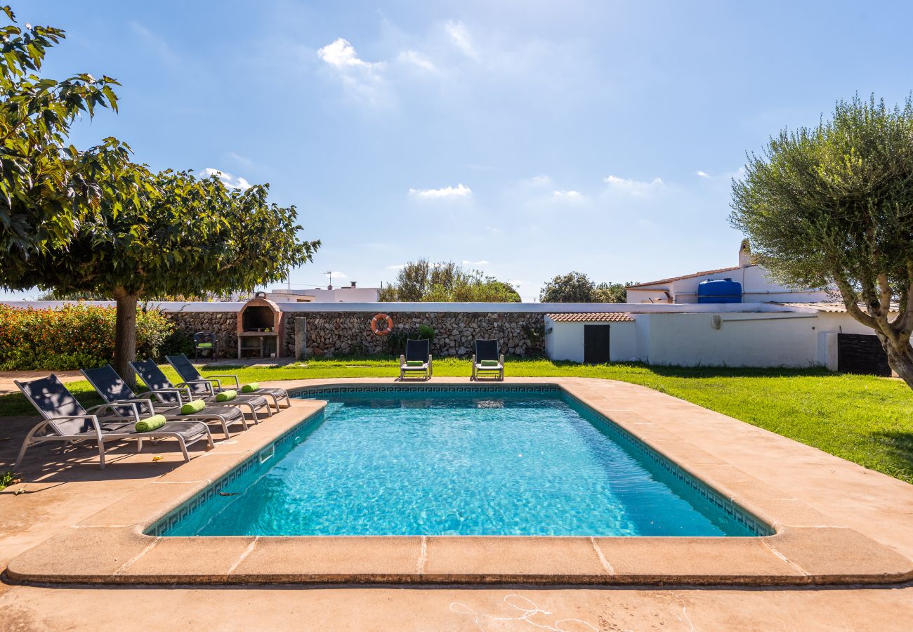 Villa en Ciutadella de Menorca - Villa en el campo, rodeada de flores, piscina, bbq....