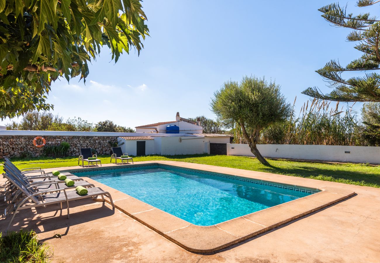 Villa en Ciutadella de Menorca - Villa en el campo, rodeada de flores, piscina, bbq....