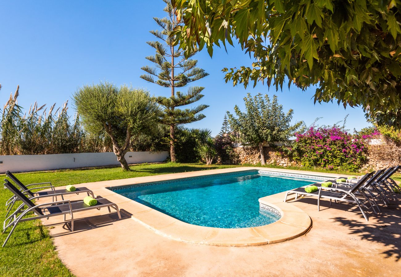 Villa en Ciutadella de Menorca - Villa en el campo, rodeada de flores, piscina, bbq....