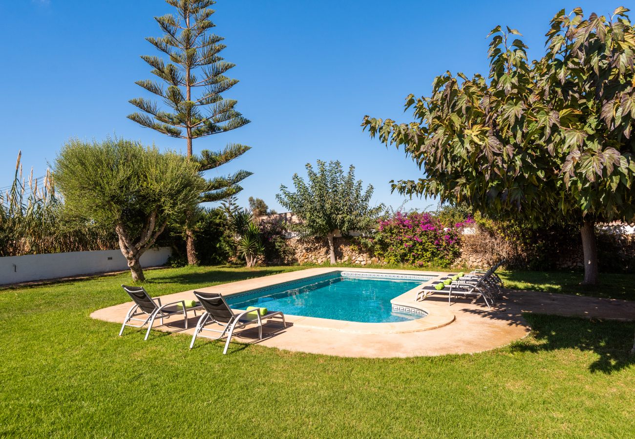 Villa en Ciutadella de Menorca - Villa en el campo, rodeada de flores, piscina, bbq....