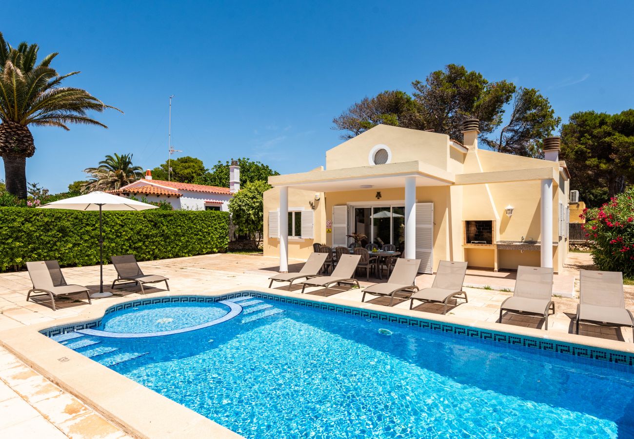 Zona de terraza y piscina de Villa Roser