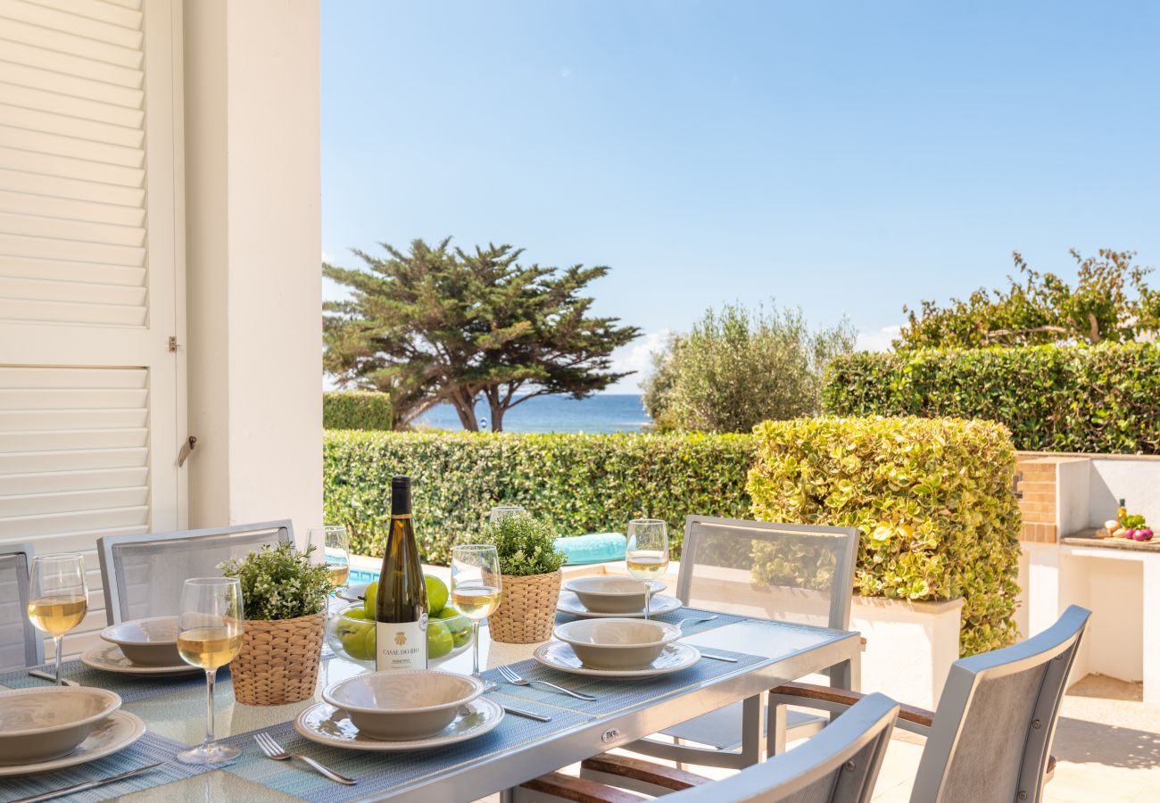 la terraza de esta villa de Binisafuller, ideal para pasar momentos de tranquilidad en tu viaje