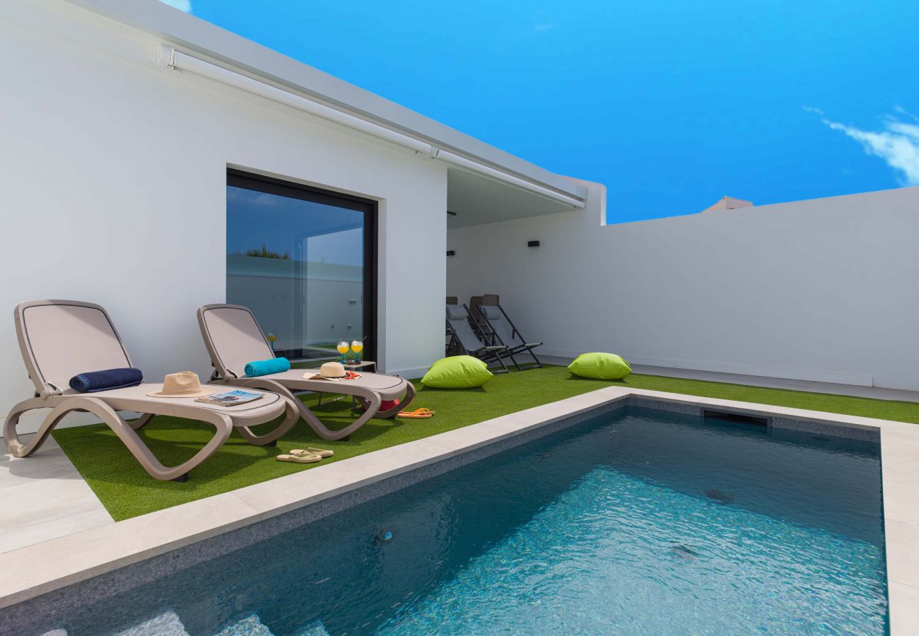 Piscina privada y climatizada de una casa en Maspalomas