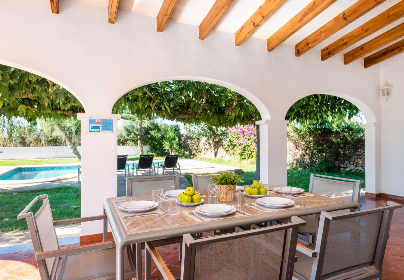 Villa à Ciutadella de Menorca - Villa à la campagne, entouré de fleurs, piscine, barbecue ....