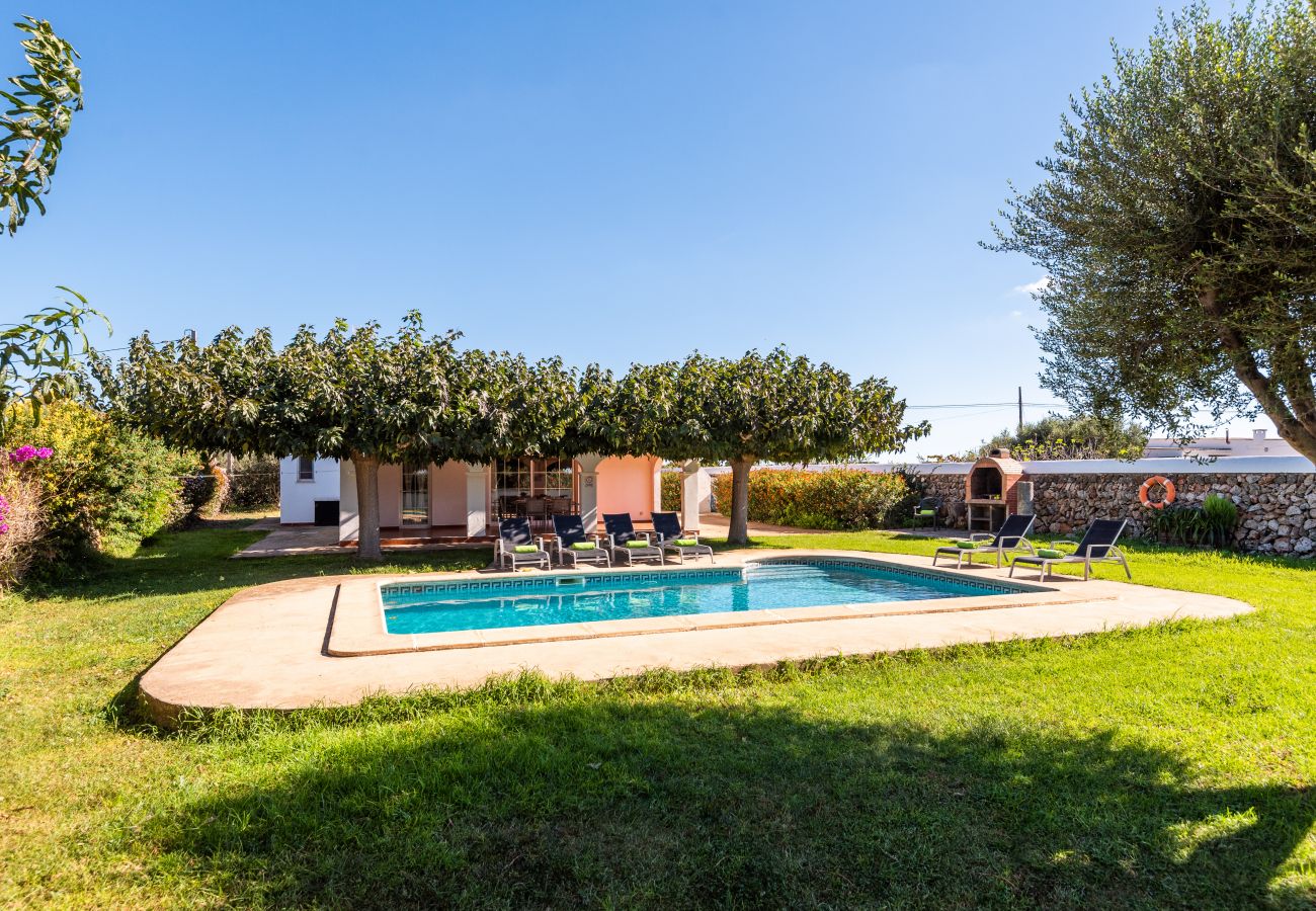 Villa à Ciutadella de Menorca - Villa à la campagne, entouré de fleurs, piscine, barbecue ....