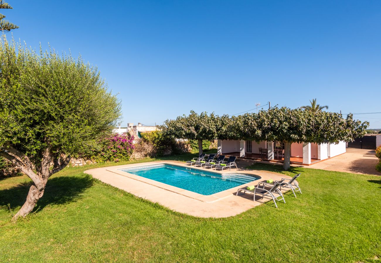 Villa à Ciutadella de Menorca - Villa à la campagne, entouré de fleurs, piscine, barbecue ....