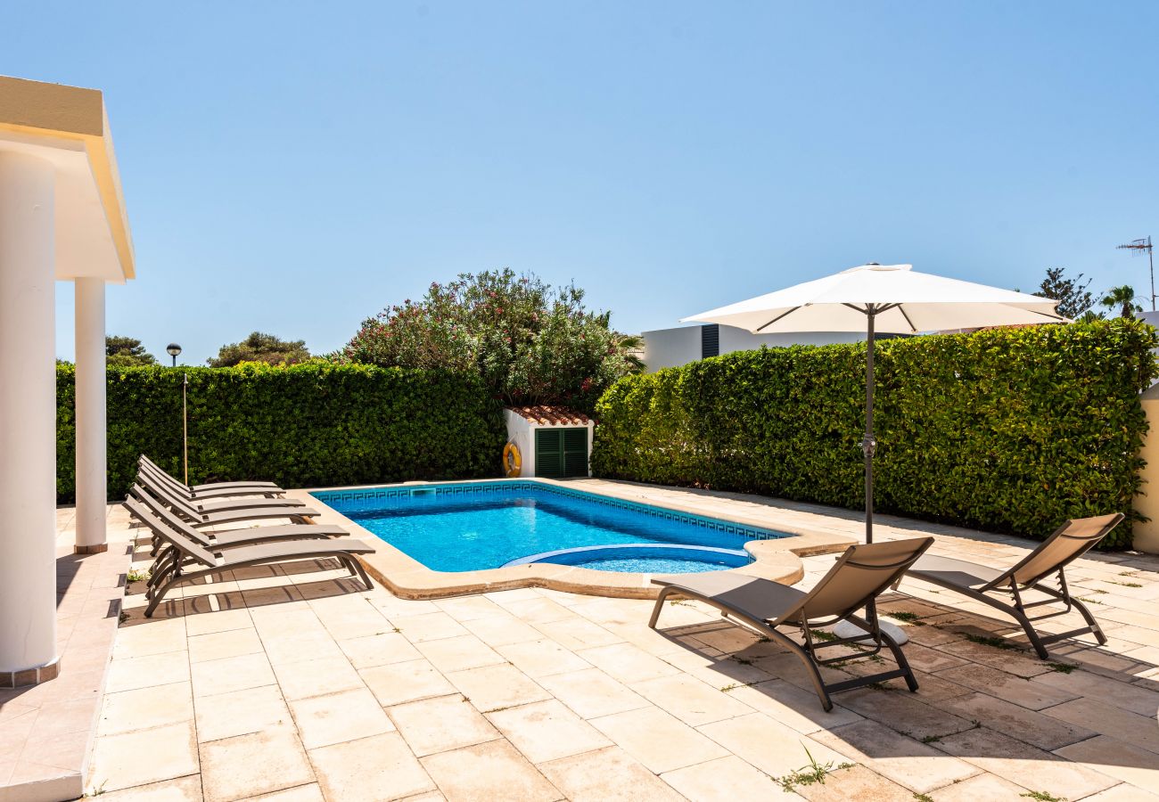 Villa à Cala Blanca - Villa de 4 chambres au rez-de-chaussée avec piscine privée