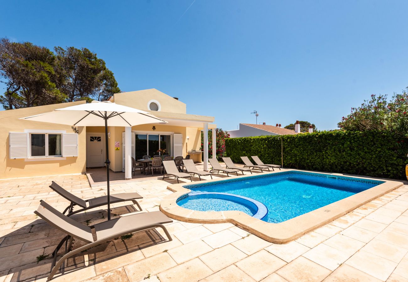 Villa à Cala Blanca - Villa de 4 chambres au rez-de-chaussée avec piscine privée