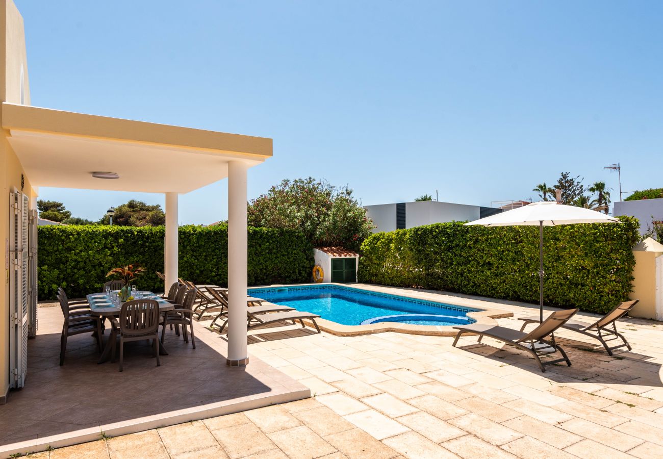 Villa à Cala Blanca - Villa de 4 chambres au rez-de-chaussée avec piscine privée