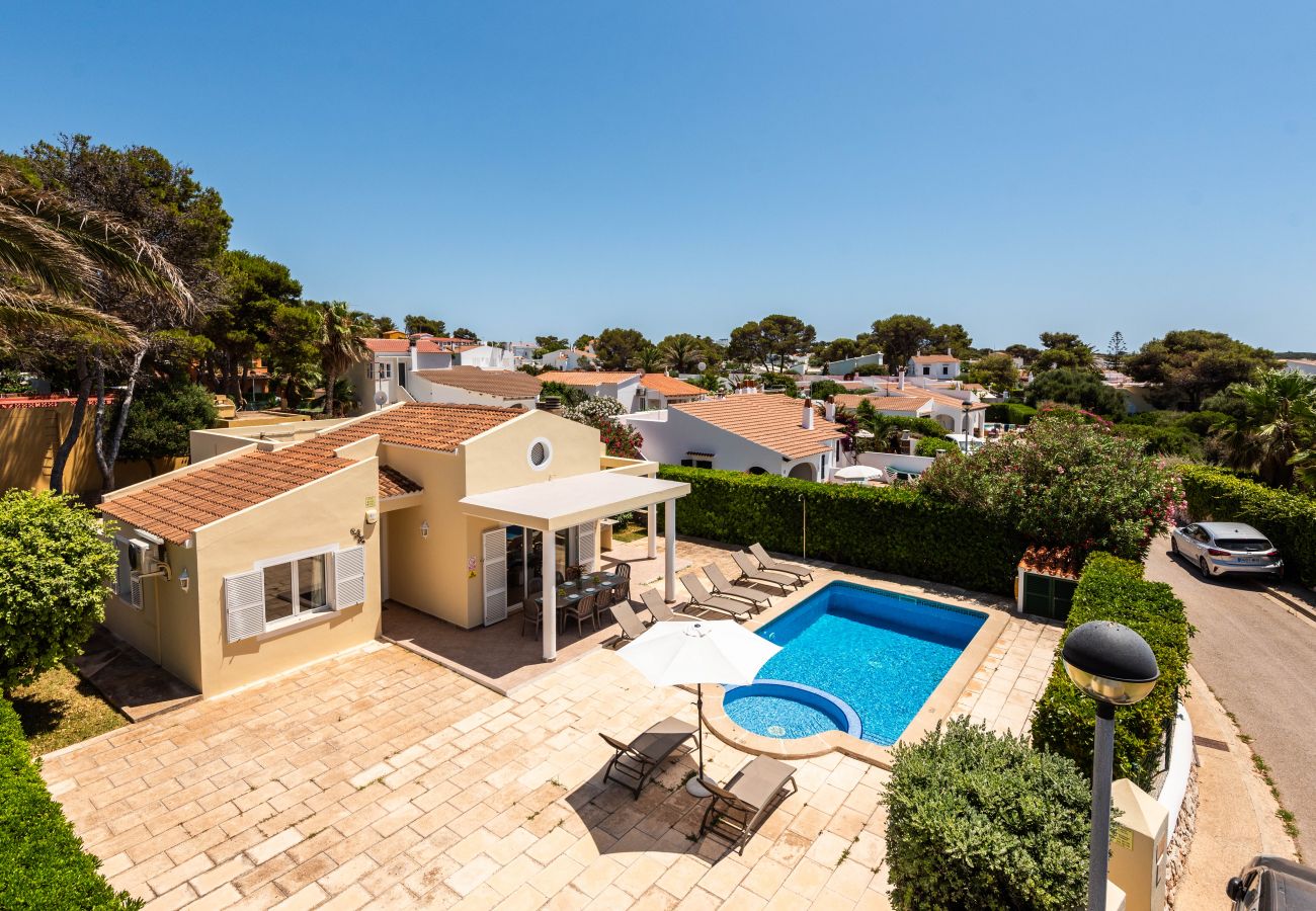 Villa à Cala Blanca - Villa de 4 chambres au rez-de-chaussée avec piscine privée