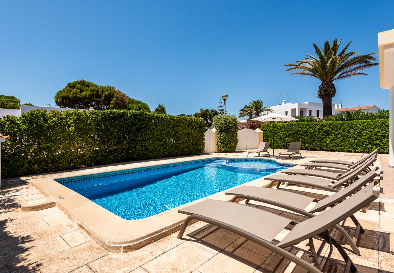 Villa à Cala Blanca - Villa de 4 chambres au rez-de-chaussée avec piscine privée