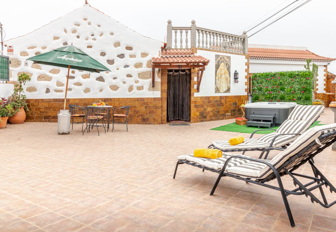 Casa a Moya - Mari House With Jacuzzi and BBQ by CanariasGetaway